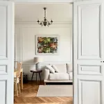 Elegant Haussmann Parisian Flat Close Eiffel Tower